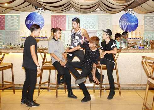 Lâm Vinh Hải quậy tưng bừng cùng bạn trong bar