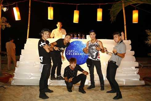 Lâm Vinh Hải quậy tưng bừng cùng bạn trong bar