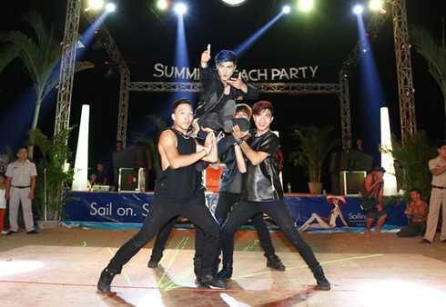 Lâm Vinh Hải quậy tưng bừng cùng bạn trong bar