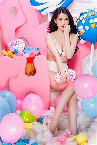 Ngọc Trinh vẫn giữ được sức hút nóng bỏng của mình.
