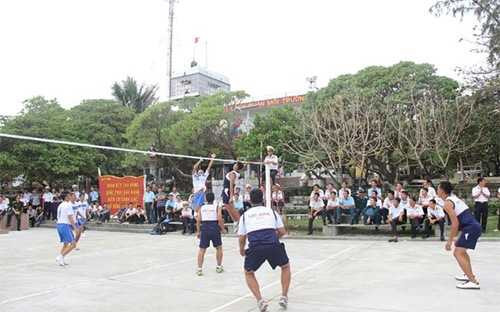 Hải quân Việt Nam và hải quân Philippines giao lưu bóng chuyển tại đảo Song Tử Tây thuộc quần đảo Trường Sa của Việt Nam ngày 8/6 - Ảnh: Reuters.