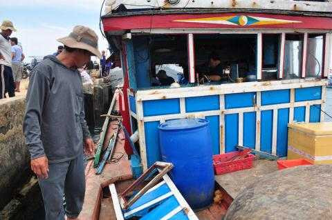 Tàu Trung Quốc bắn vòi rồng làm hư hỏng tàu cá vỏ gỗ của ngư dân khi đánh bắt ở quần đảo Hoàng Sa thuộc chủ quyền Việt Nam