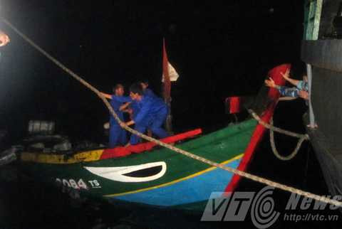 ngư dân, tàu cá, bị cháy, nguy cấp, trên biển, Lý SƠn, Hoàng Sa