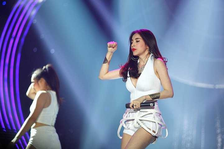 Kết hợp vũ đạo nhuần nhuyễn đã đem đến cho cô một phần trình diễn hoàn hảo.