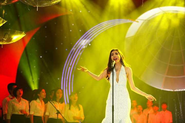 Các fan hâm mộ của Thủy Tiên cũng đứng ngồi không yên và ra sức cổ vũ hết mình cho thần tượng