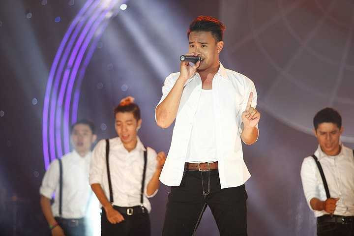 Đông Hùng cũng tham gia biểu diễn trong 'Câu chuyện âm nhạc'.