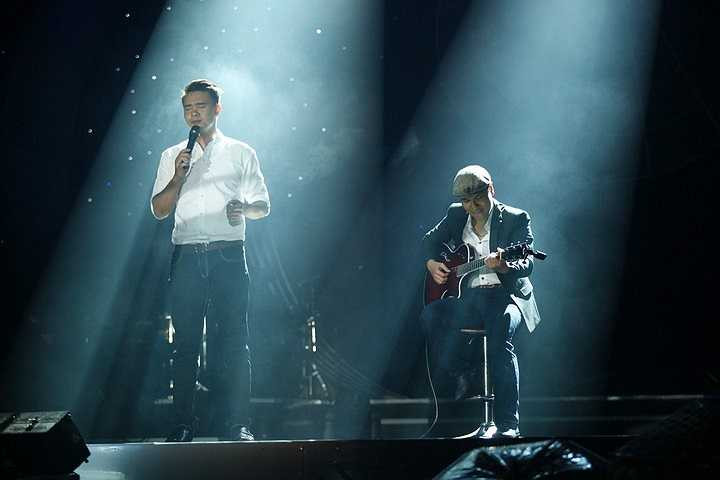 Anh thể hiện giọng hát nhẹ nhàng, sâu lắng qua ca khúc Chiều nay không có mưa bay phối theo phong cách acoustic.