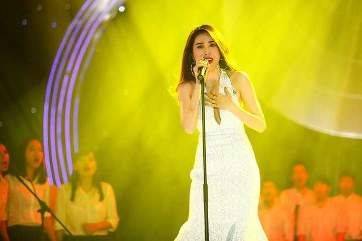 Chương trình đã tái hiện lại những cơn mưa trên sân khấu qua những chiếc ô nhỏ xinh đầy màu sắc, những chiếc bong bóng mưa bay, những vòi nước được phun từ dưới sân khấu lên.