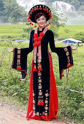 Người đẹp cho biết, cô phải thức đến 4h sáng để viết bản tường trình về việc đi chơi với bạn trai trước sự chứng kiến của mẹ Quý bà Kim Hồng. 