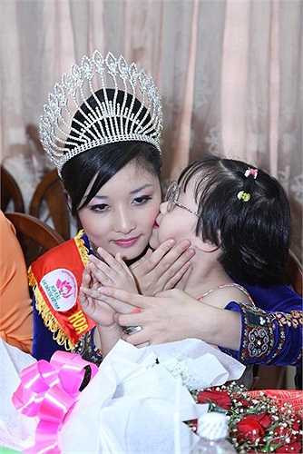 Nội dung mà mẹ của Triệu Thị Hà chia sẻ với báo chí cho biết, Triệu Thị Hà và cháu trai bà Kim Hồng - tên Bình, đã bắt đầu mối quan hệ tình cảm từ sau cuộc thi Hoa hậu các dân tộc Việt Nam 2011