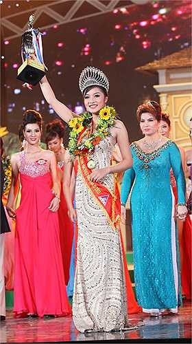 Á hậu Sơn Thị Dura cho rằng hoàn toàn không có chuyện mẹ cô Kim Hồng thức đến 4h sáng và yêu cầu Hà viết bản tường trình thì mới đi ngủ.