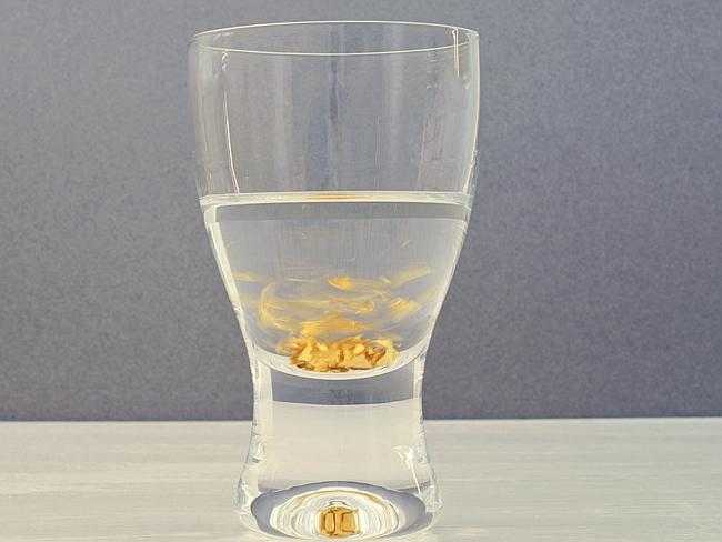 Kỳ lạ thị trấn nơi người dân uống vàng, tắm vàng