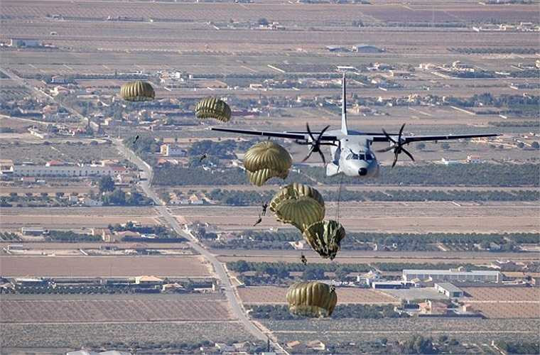 Máy bay vận tải chiến thuật 2 động cơ C-295 do nhà sản xuất máy bay Tây Ban Nha CASA (nay là Airbus Defence & Space) nghiên cứu phát triển từ những năm 1990, chính thức phục vụ từ năm 2001. Mẫu máy bay này được thiết kế cho nhiệm vụ vận tải hàng hóa, binh lính, tải thương, trang bị kỹ thuật. Ngoài ra, nó còn được dùng làm nền tảng phát triển biến thể tuần tra - chống ngầm trên biển C-295MPA Persuader và biến thể cảnh báo sớm - chỉ huy trên không C-295 AEW&C. 