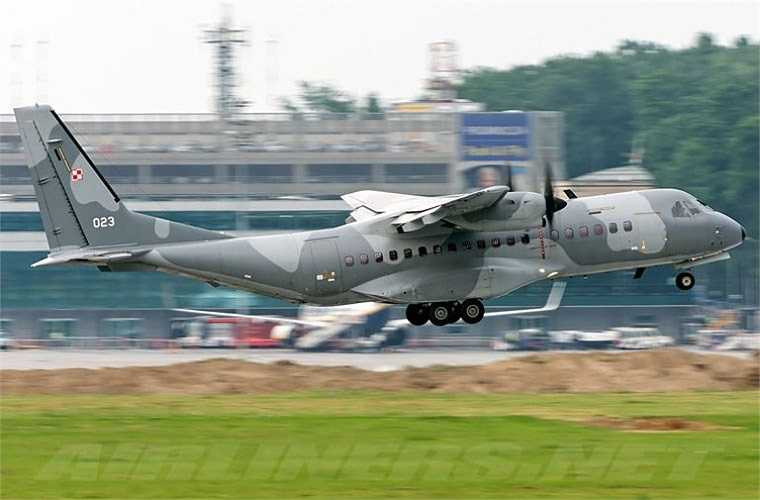 C-295 được phát triển dựa trên khung thân máy bay vận tải hạng nhẹ CN-235 (do Tây Ban Nha và Indonesia hợp tác sản xuất) nhưng được kéo dài phần thân (dài 24,50m) giúp tăng 50% tải trọng và trang bị động cơ mới. 