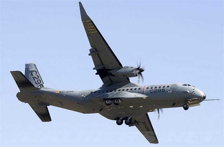 C-295 có trọng lượng cất cánh tối đa 23,2 tấn, chở được tối đa 9,25 tấn hàng hóa. 