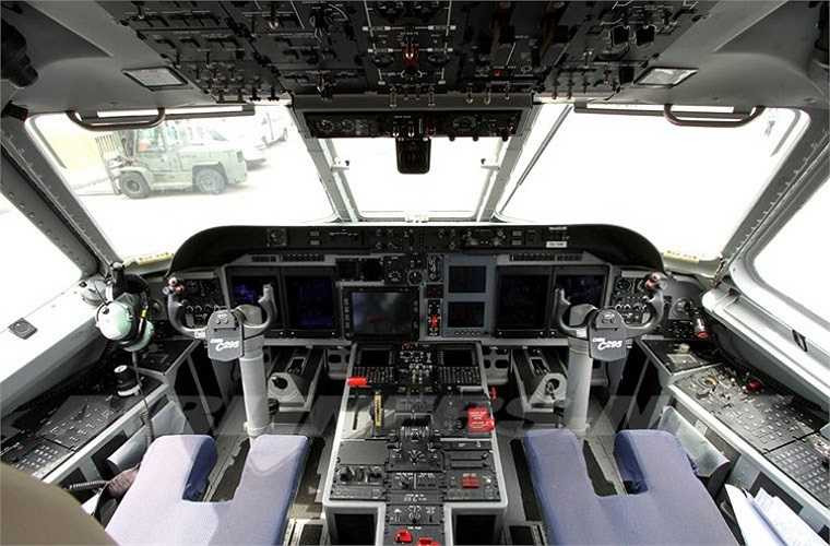 Buồng lái 2 người của C-295 cực kì hiện đại với việc tích hợp kĩ thuật số toàn bộ do Thales cung cấp. Theo đó, bảng điều khiển chính gồm 4 màn hình màu tinh thể lỏng 152x203mm hiển thị thông tin bay, 2 màn hình HUD. Trên máy bay còn được trang bị hàng loạt hệ thống thông tin liên lạc, định vị vệ tinh, nhận diện địch - ta, ghi chú dữ liệu bay... Ngoài ra, khách hàng có thể tùy chọn tích hợp radar, tổ hợp trinh sát quang – điện tử nếu muốn. 