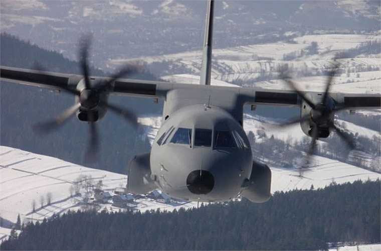 C-295 được trang bị 2 động cơ tuốc bin cánh quạt Pratt & Whitney PW127G với cánh quạt composite 6 lá HS-568F-5, tốc độ tối đa đạt 576km/h, tầm bay đạt 4.600km (nếu mang 3 tấn hàng) hoặc 3.700km (nếu mang 6 tấn hàng) hoặc chỉ đạt 1.300km nếu mang tối đa tải trọng, trần bay đạt 9.100m. Đặc biệt là C-295 chỉ cần quãng đường cất hạ cánh ngắn, dưới 1km (lần lượt là 670m và 320m). 