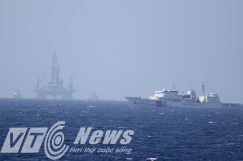 Trung Quốc hạ thấp giàn khoan, bố trí tàu chiến bảo vệ