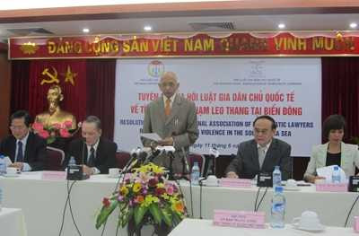 Ông Jitendra Sharman (giữa) đại diện Hội Luật gia Dân chủ Quốc tế đọc Tuyên bố về tình trạng vi phạm leo thang tại biển Đông - Ảnh: Bình Giang/Tấm gương