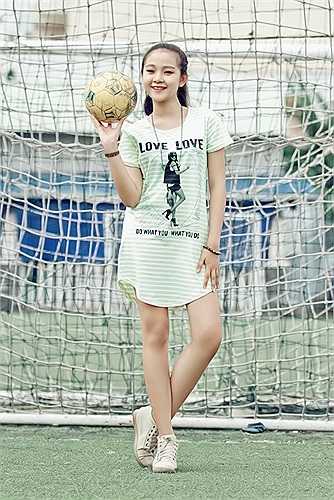 Hai chị em diễn viên, người mẫu Nhất Hương và Tam Triều đã ra sân bóng thực hiện bộ ảnh nhân dịp khai mạc World Cup.