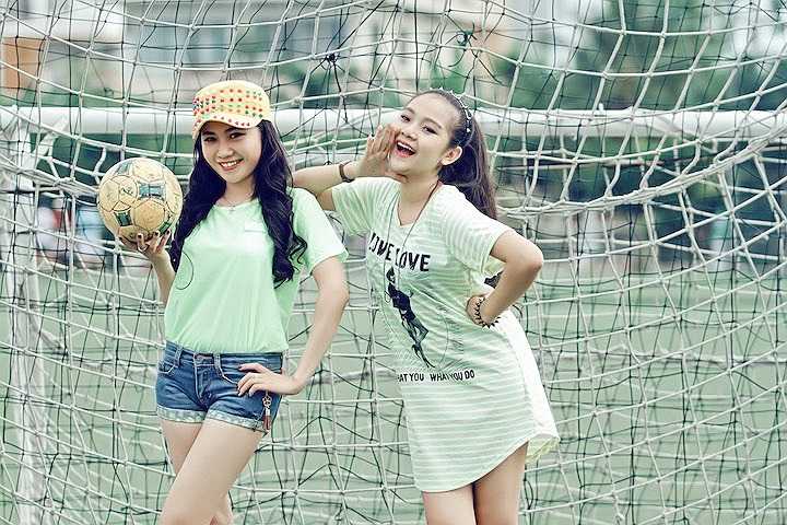 Vẫn diện mốt không quần, Tam Triều Dâng đọ dáng cùng chị.