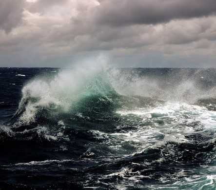 Dự báo vùng áp thấp sẽ mạnh lên thành bão trên biển Đông (Ảnh minh họa)