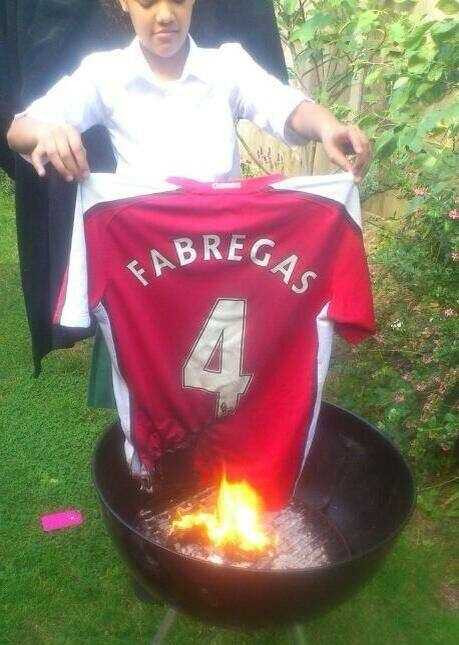 Fan Arsenal đốt áo Fabregas