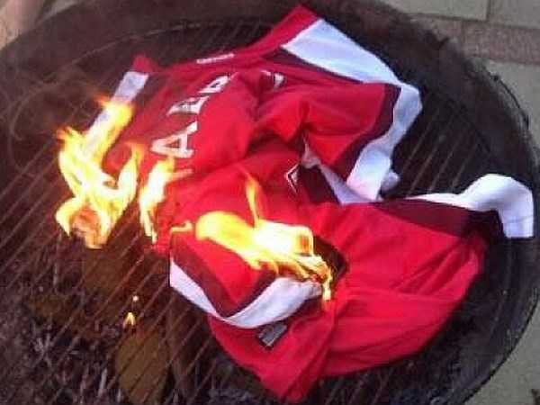 Áo đấu Arsenal khi xưa của 'Fabre-judas' chìm trong ngọn lửa của thù hận