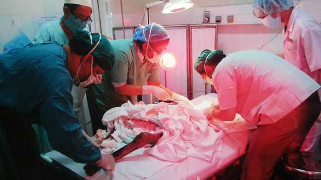 Các y bác sĩ tại Bệnh viện Quy Hòa cứu chữa Y Nôn.