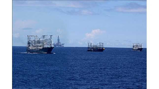 Các tàu cá Trung Quốc dàn hàng ngang tham gia bảo vệ giàn khoan - Ảnh: Báo Pháp luật