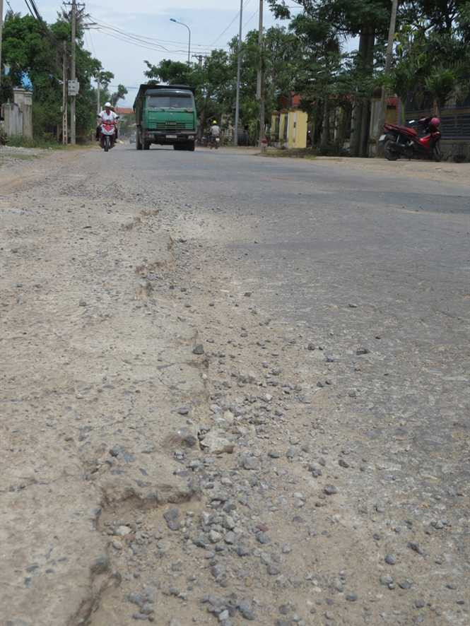 Quảng Bình: Cầu yếu oằn mình cõng xe tải