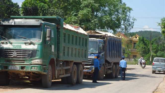 Quảng Bình: Cầu yếu oằn mình cõng xe tải