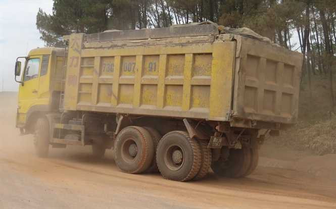 Quảng Bình: Cầu yếu oằn mình cõng xe tải