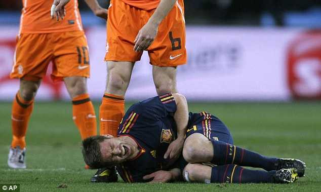 Nhìn lại cú kung-fu khủng khiếp của De Jong với Alonso