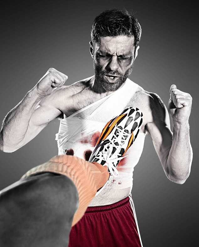 Nhìn lại cú kung-fu khủng khiếp của De Jong với Alonso