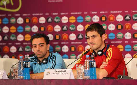 Xavi và Casillas trong buổi họp báo trước trận Tây Ban Nha - Hà Lan
