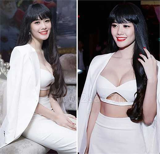 Linh Chi khoe vòng một khủng trong chiếc áo khoét táo bạo.