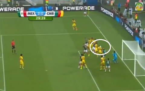 Bóng không hề chạm một cầu thủ Mexico nào trước khi Dos Santos đánh đầu vào lưới Cameroon
