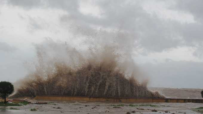 Bão số 1 giật cấp 10 trên biển Đông