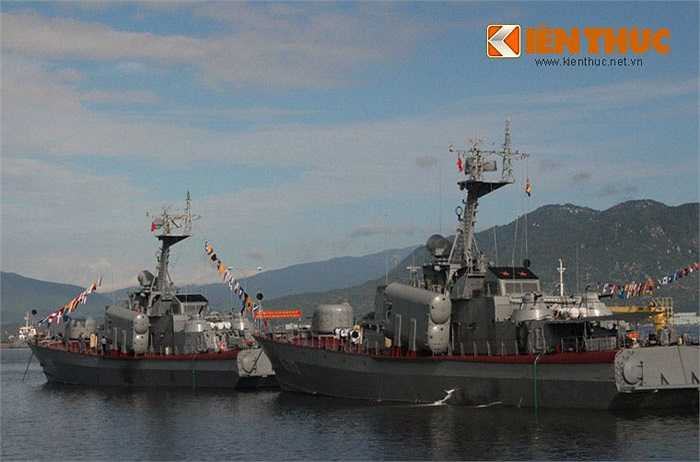 Gần đó là các tàu tên lửa tấn công nhanh Project 1241RE sẽ sát cánh chiến đấu cùng 2 'vị vua'.