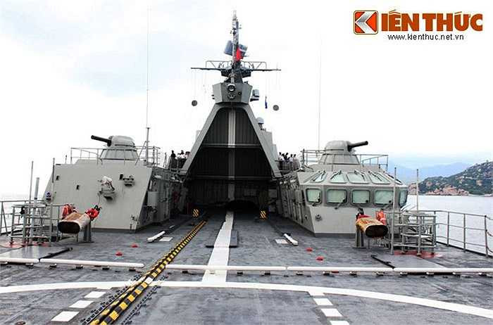 Sân đỗ trực thăng ở đuôi tàu hộ vệ tên lửa HQ-011 Đinh Tiên Hoàng, khe giữa nơi đặt bệ pháo AK-630M có thể đút vừa trực thăng săn ngầm Ka-28 (gấp cánh quạt) mà Việt Nam có trong biên chế (thuộc Lữ đoàn Không quân Hải quân 954).