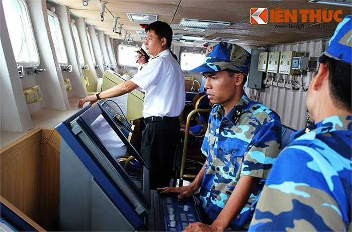 Bên trong đài chỉ huy tàu hộ vệ tàng hình HQ-011 Đinh Tiên Hoàng. Có thể thấy rõ rất nhiều thiết bị điều khiển trên tàu được số hóa, hiển thị trên màn hình màu.