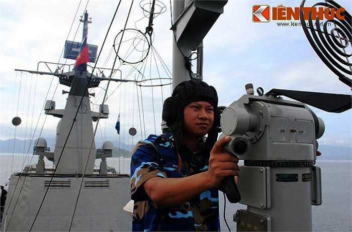 Chiến sỹ huấn luyện vận hành thiết bị ngắm bắn pháo phòng không AK-630 trên tàu Đinh Tiên Hoàng.