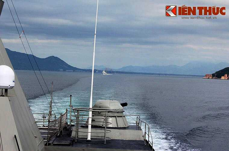 Hai 'vị vua Đinh – Lý' tiến ra Biển Đông làm nhiệm vụ bảo vệ chủ quyền biển đảo tổ quốc. Ảnh chụp từ tàu Đinh Tiên Hoàng.