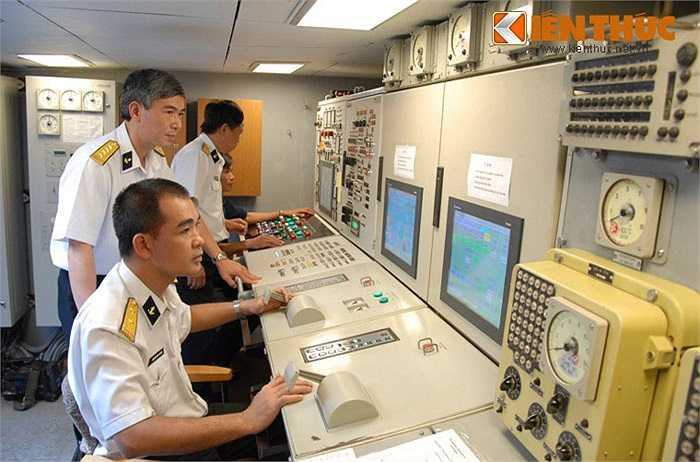 Sỹ quan chỉ huy tàu Đinh Tiên Hoàng tác nghiệp trên hệ thống quản lý phòng máy (hệ thống động cơ tàu).