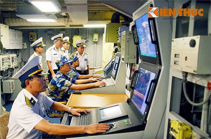 Kíp sỹ quan - thủy thủ tàu bên trong phòng điều hành các hệ thống.