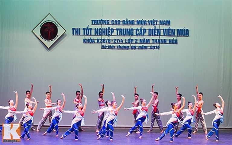 Sáng 14/6 trường Cao đẳng múa Việt Nam đã tổ chức thi tốt nghiệp bộ môn Thực tập biểu diễn tác phẩm múa cho sinh viên khóa 36/6-khóa 27/4 và 29/2.