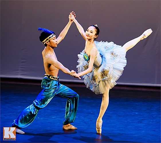 Trong tiết mục múa mang tên 'cướp biển'.