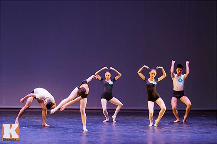 Các sinh viên thể hiện sự dẻo dai và chuyên nghiệp của mình trong từng tiết mục.