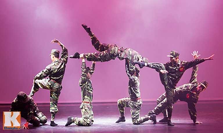 Dưới sự hướng dẫn của các thầy cô giáo nhà trường.